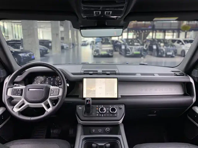 Land Rover Defender — Фото автомобиля 13
