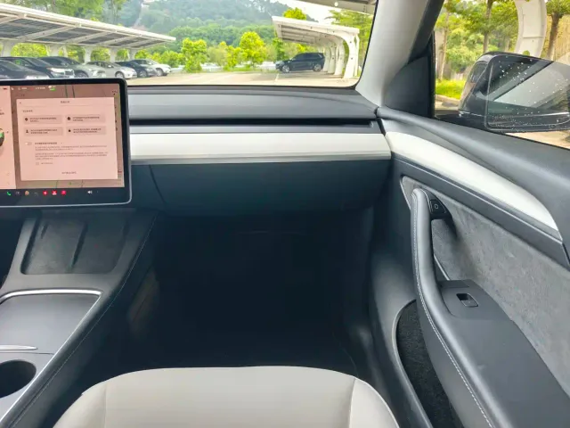 Tesla Model Y — Фото автомобиля 18