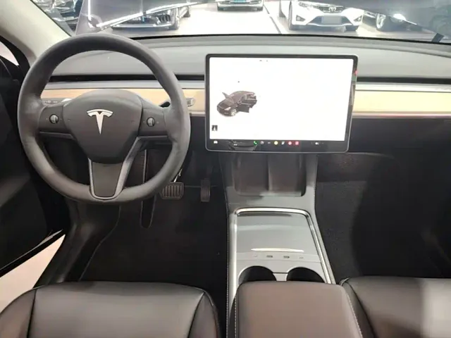 Tesla Model Y — Фото автомобиля 9