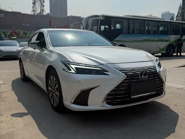 Lexus ES — Фото автомобиля 3