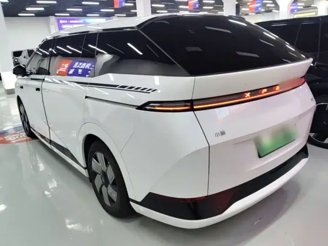 Xpeng X9 — Фото автомобиля 4