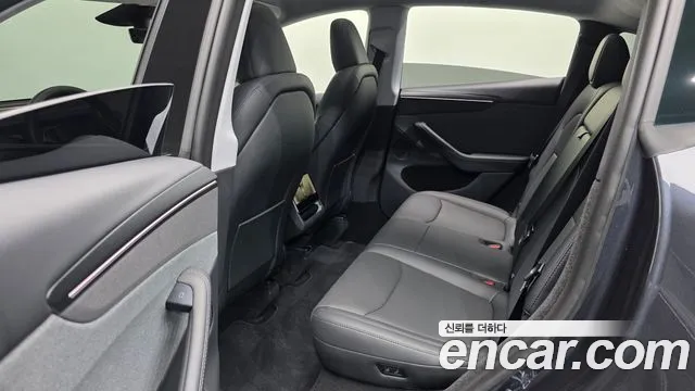 Tesla Model Y — Фото автомобиля 12