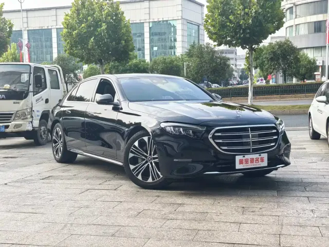 Mercedes-Benz E-Class — Фото автомобиля 3