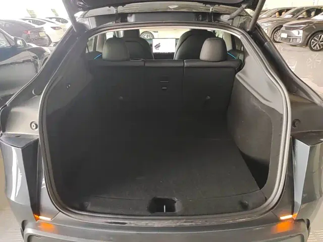 Tesla Model Y — Фото автомобиля 18