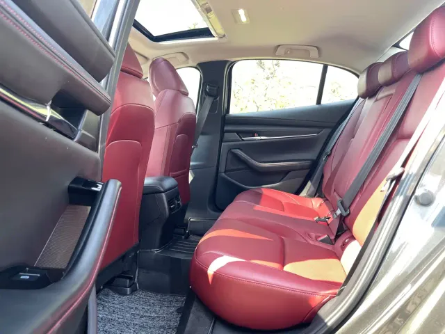 Mazda Axela — Фото автомобиля 8