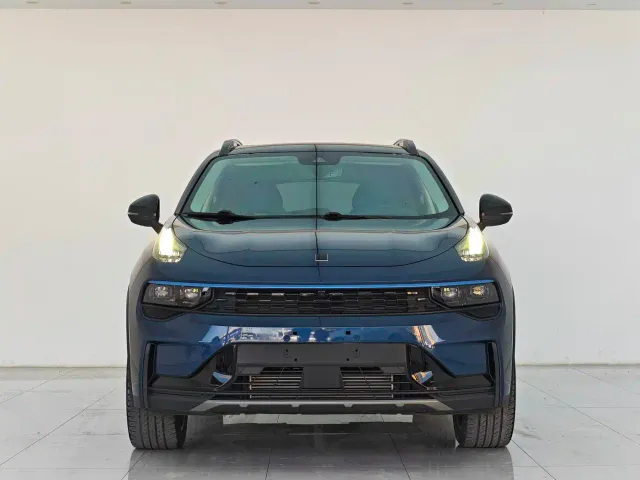 Lynk & Co 01 — Фото автомобиля 2