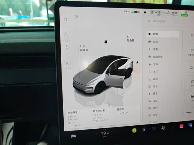 Tesla Model Y — Фото автомобиля 13