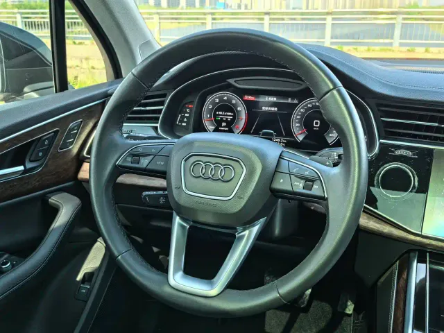 Audi Q7 — Фото автомобиля 11