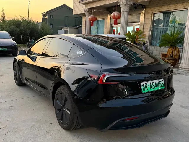 Tesla Model 3 — Фото автомобиля 6