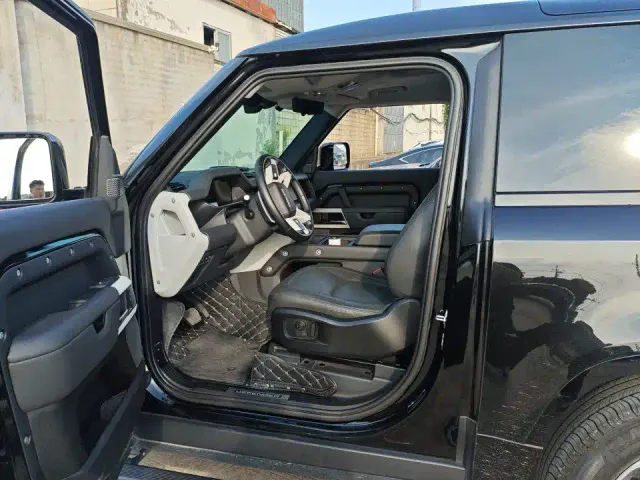 Land Rover Defender — Фото автомобиля 8