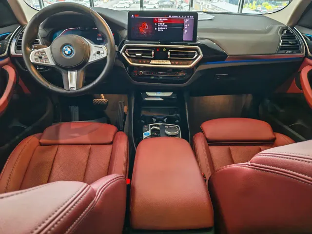 BMW iX3 — Фото автомобиля 4