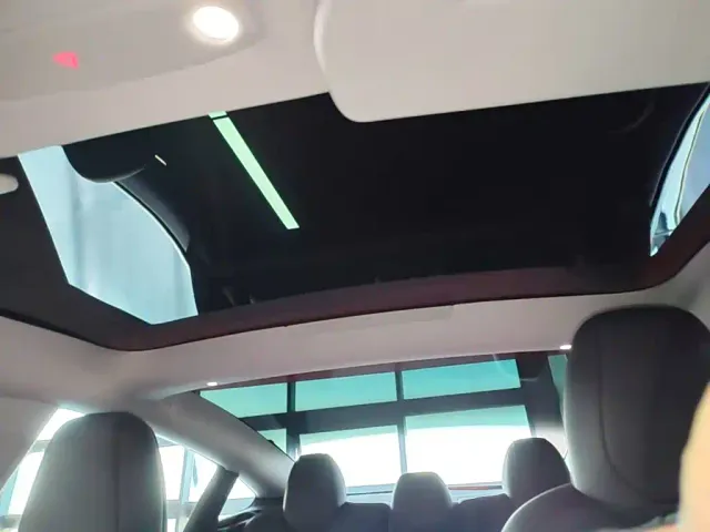 Tesla Model 3 — Фото автомобиля 17