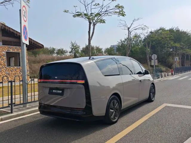 Li Auto MEGA — Фото автомобиля 5