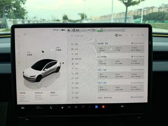 Tesla Model 3 — Фото автомобиля 11