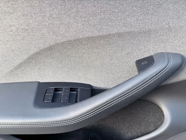 Tesla Model 3 — Фото автомобиля 12