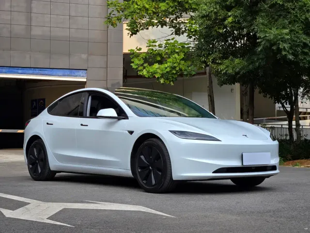 Tesla Model 3 — Фото автомобиля 3