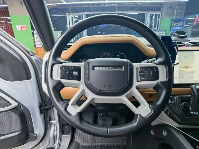 Land Rover Defender — Фото автомобиля 10