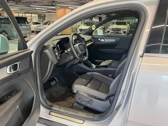Volvo XC40 — Фото автомобиля 8