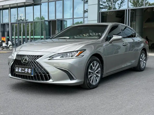 Фотография автомобиля — Lexus ES