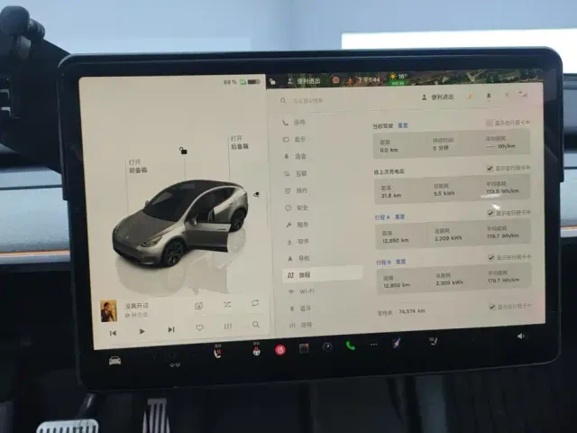 Tesla Model Y — Фото автомобиля 14