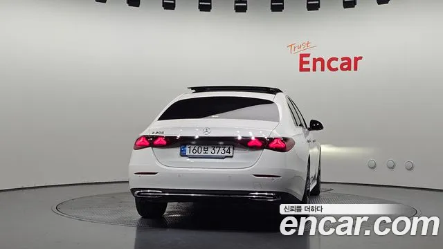 Mercedes-Benz E-Class — Фото автомобиля 4