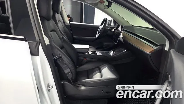 Tesla Model Y — Фото автомобиля 16