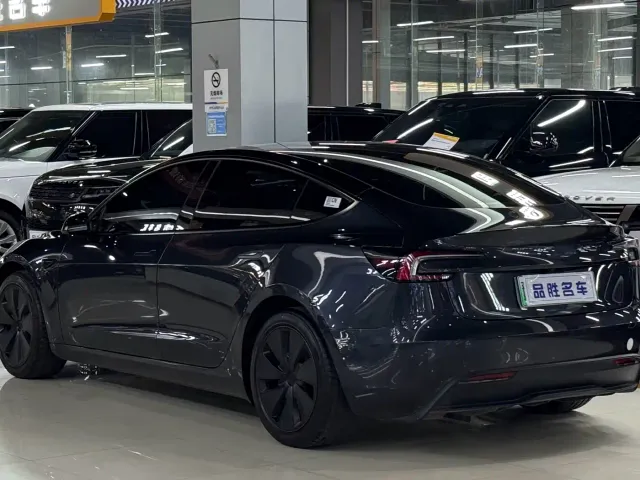 Tesla Model 3 — Фото автомобиля 3