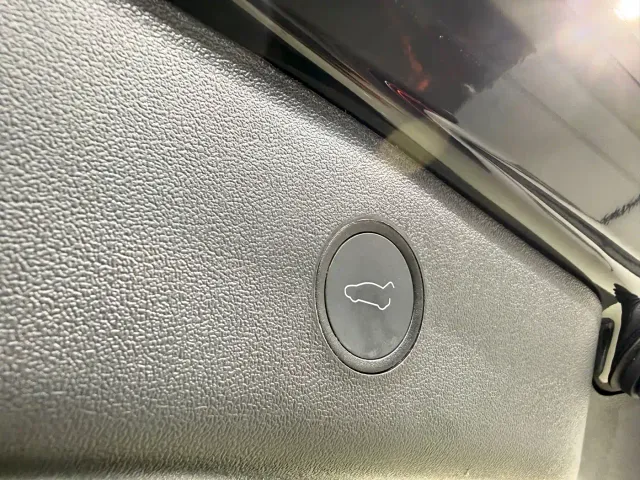 Tesla Model 3 — Фото автомобиля 20
