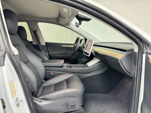 Tesla Model Y — Фото автомобиля 15