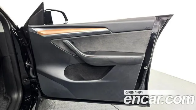 Tesla Model Y — Фото автомобиля 21