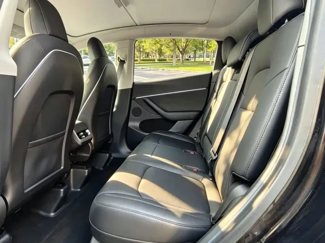 Tesla Model Y 2022 Rear-Wheel Drive Version — Фото автомобиля 9