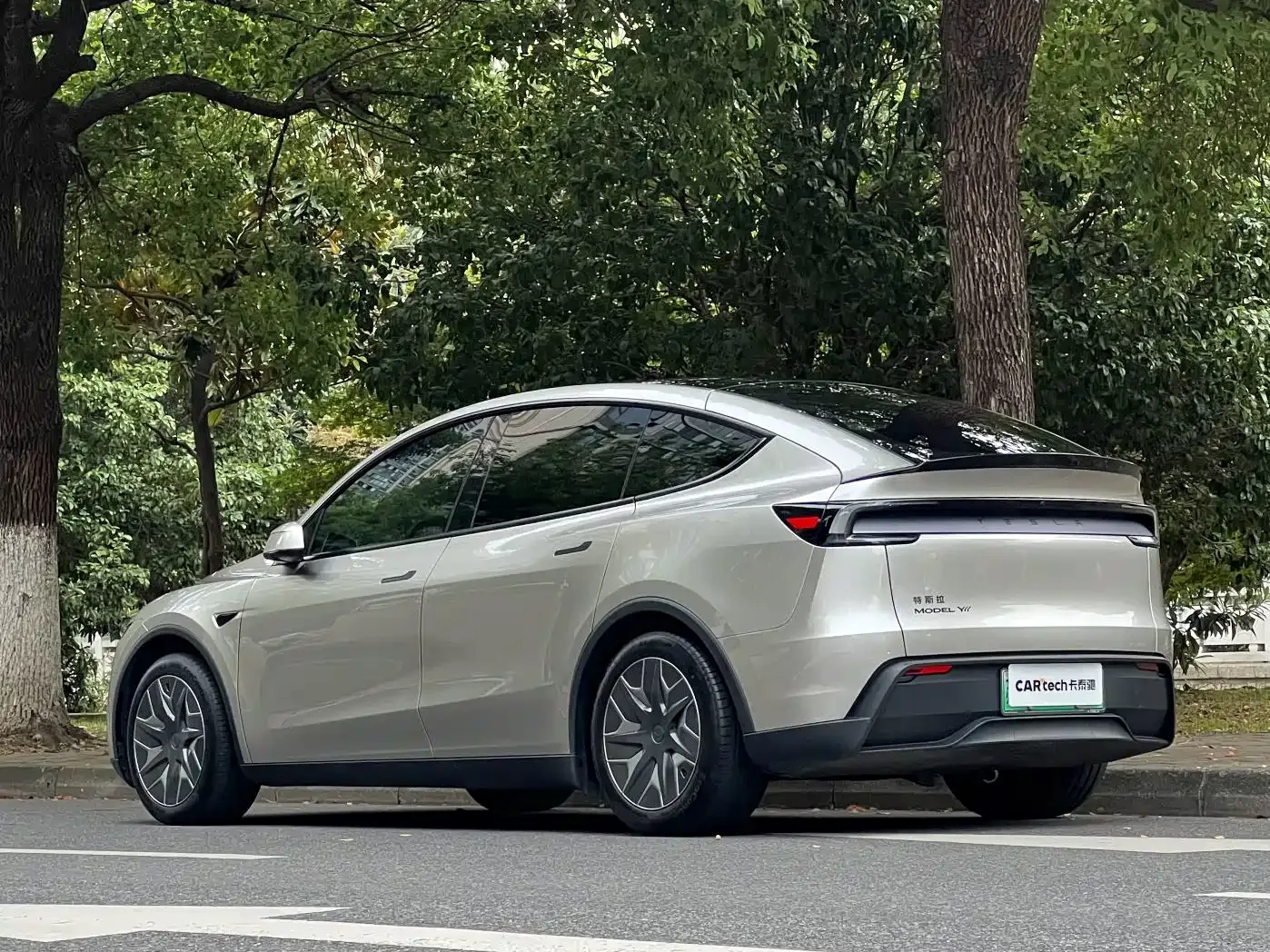 Tesla Model Y L 2025 Facelift Long Range AWD — Фото автомобиля 19