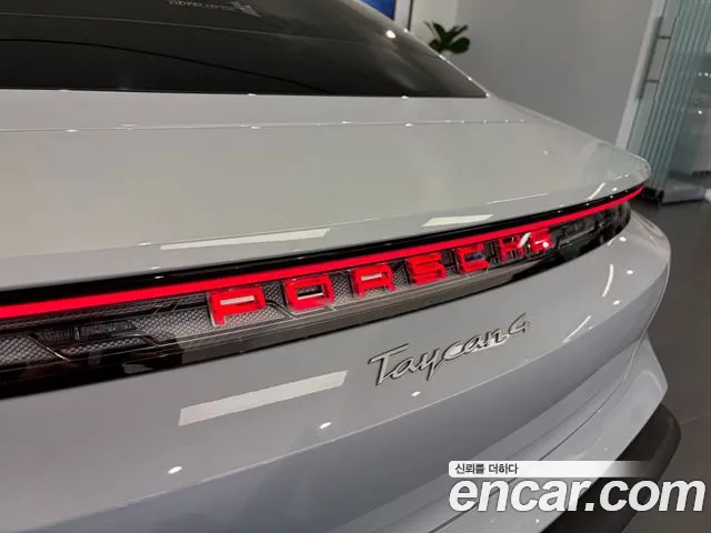 Porsche Taycan — Фото автомобиля 13