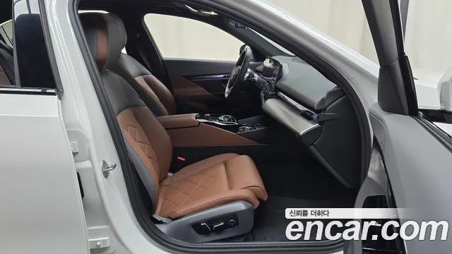 BMW 5 Series G60 — Фото автомобиля 15