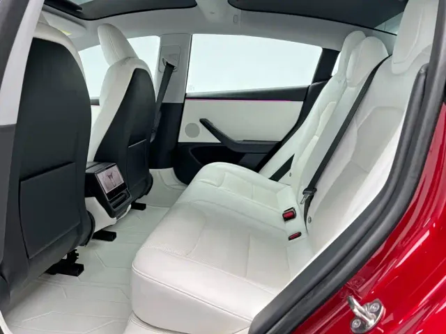 Tesla Model 3 — Фото автомобиля 17