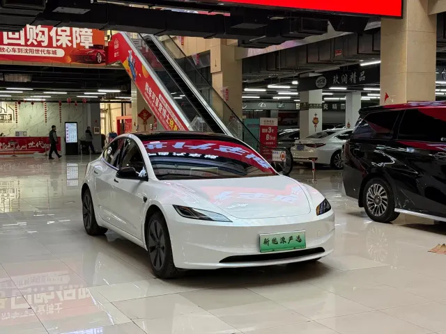 Tesla Model 3 — Фото автомобиля 9