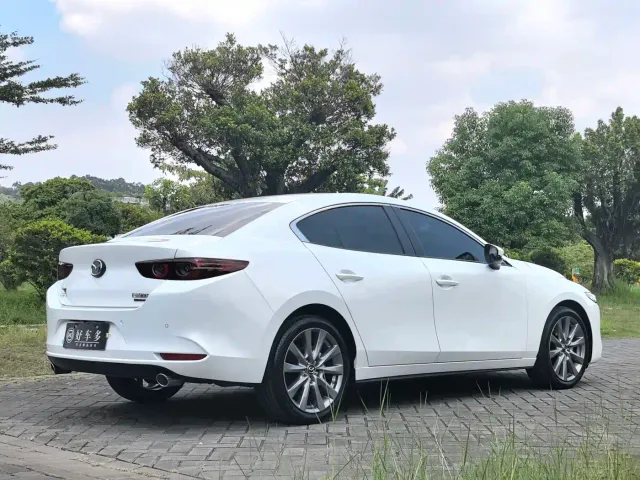 Mazda Axela — Фото автомобиля 5