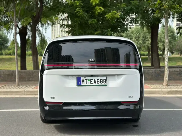 Li Auto MEGA — Фото автомобиля 8
