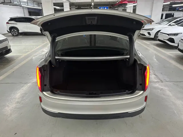 Hongqi E-QM5 — Фото автомобиля 7