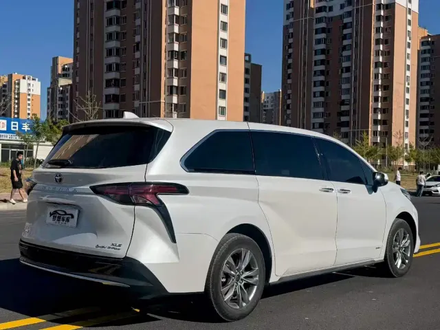 Toyota Sienna — Фото автомобиля 7