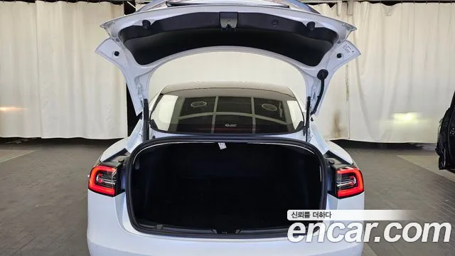 Tesla Model 3 — Фото автомобиля 20