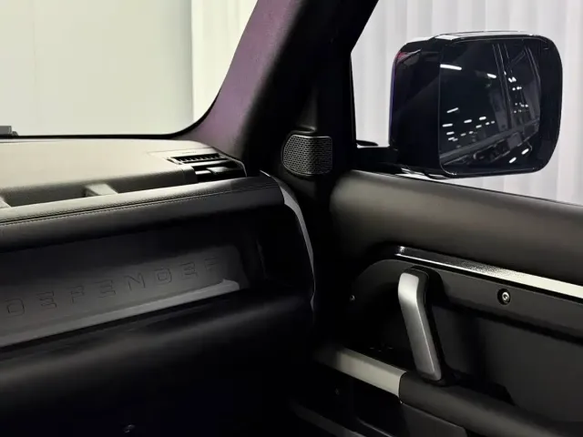 Land Rover Defender — Фото автомобиля 11