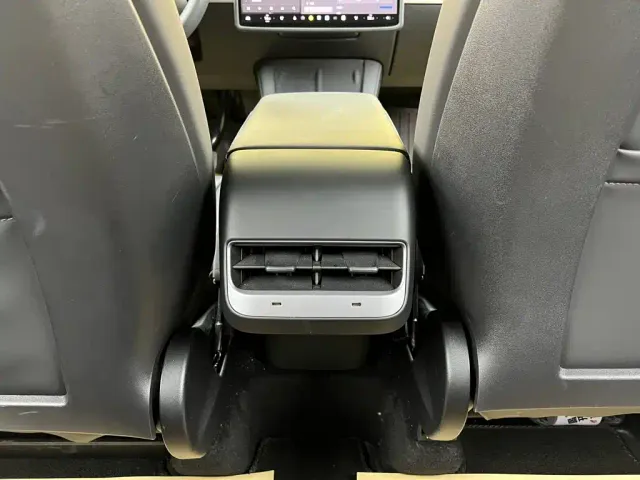 Tesla Model Y — Фото автомобиля 29