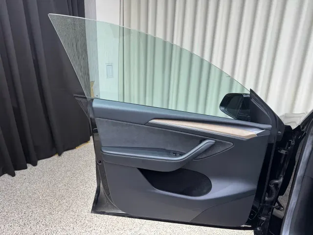 Tesla Model Y — Фото автомобиля 13