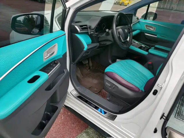 Toyota Sienna — Фото автомобиля 12