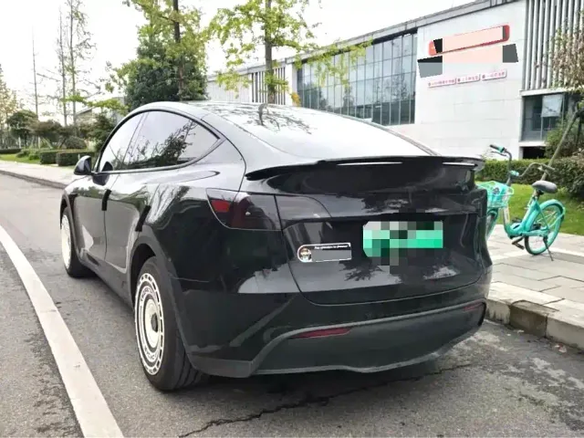 Tesla Model Y — Фото автомобиля 5