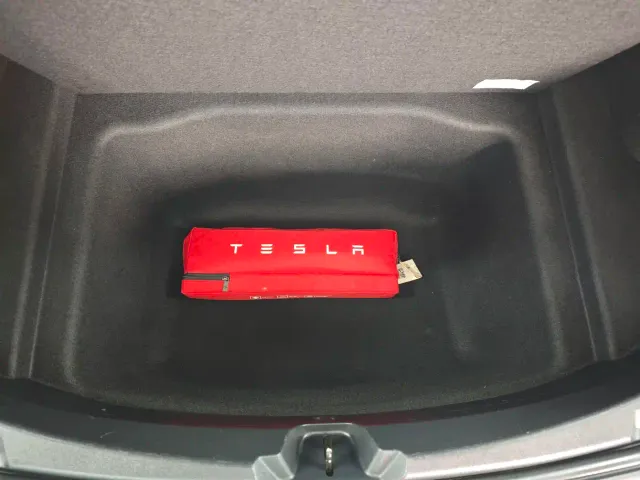 Tesla Model 3 — Фото автомобиля 9