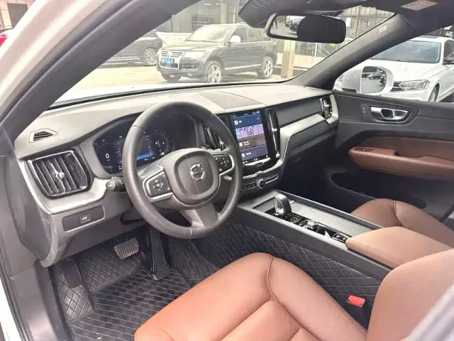 Volvo XC60 — Фото автомобиля 4