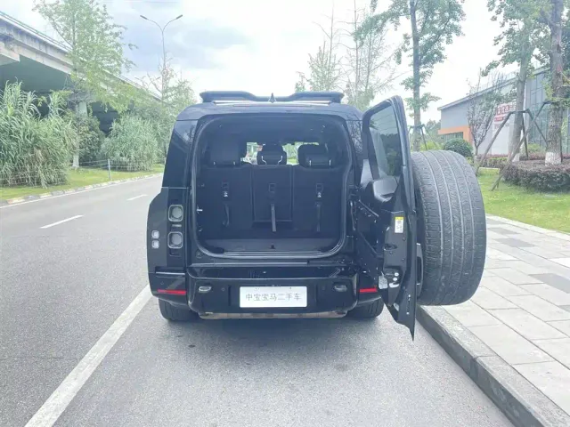 Land Rover Defender — Фото автомобиля 10
