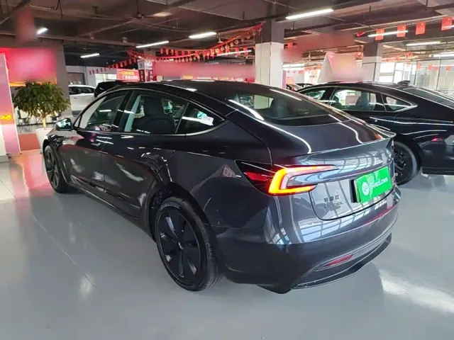 Tesla Model 3 — Фото автомобиля 4